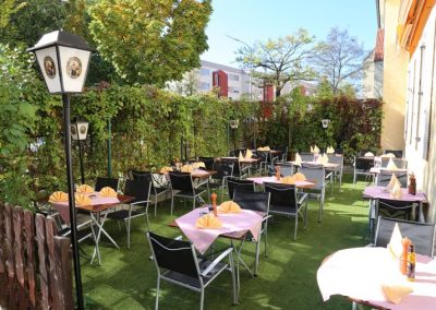 Biergarten des Restaurants Antica Osteria im Münchner Stadtteil Pasing