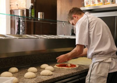 Pizza von Hand in Ihrem Restaurant Antica Osteria in München